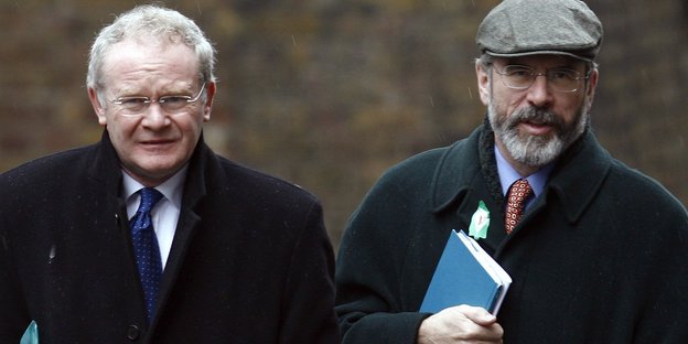 Martin McGuiness steht neben Sinn-Fein-Chef Gerry Adams
