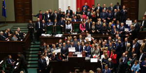 Viele Menschen posieren im polnischen Parlament