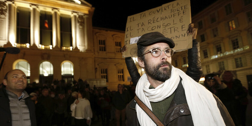 Cédric Herrou vor dem Gericht in Nizza, im Hintergrund eine Solidaritätsdemonstration