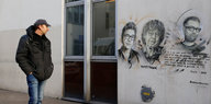 An der Hauswand der ehemaligen Charlie Hebdo Redaktion sind die Gesichter dreier Opfer gezeichnet