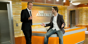 Die Moderatoren Max Uthoff und Claus von Wagner stehen in der Kulisse der ZDF-Anstalt