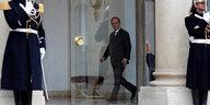 Der Eingang des Elysee-Palast, Wachen stehen links und rechts, drinnen läuft François Hollande