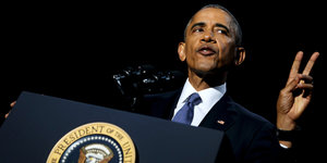 US-Präsident Barack Obama staht am Renderpult und hält zwei Finger in die Höhe