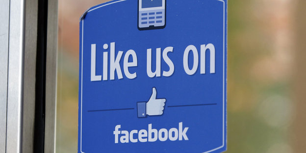 Ein Schild fordert dazu auf, einen Ort auf Facebook zu "liken"