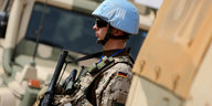 Bundeswehrsoldat mit blauen UN-Helm