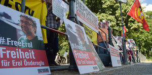 Aktivisten demonstrieren vor der türkischen Botschaft für die Freilassung des Journalisten Erol Önderoglu.