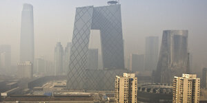 Hochhäuser im Smog in Peking