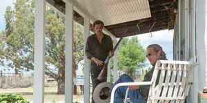 Jeff Bridges und Chris Pine in „Hell Or High Water“ sitzen auf einer Terrasse
