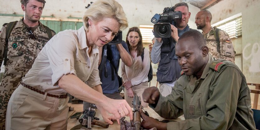 Ursula von der Leyen lässt sich ein Gewehr zeigen