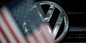 Die US-Fahne verdeckt das VW-Symbol halb