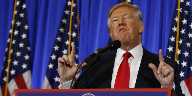 Donald Trump zeigt mit den Fingern nach oben