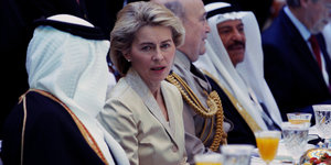 Verteidigungsministerin Ursula von der Leyen sitzt beim Golf-Gipfel im Dezember in Bahrain am Tisch