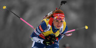 Gabriela Koukalova nach vorne gebeugt auf Skiern