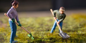 Miniaturfiguren, Frau und Mann, bei der Gartenarbeit