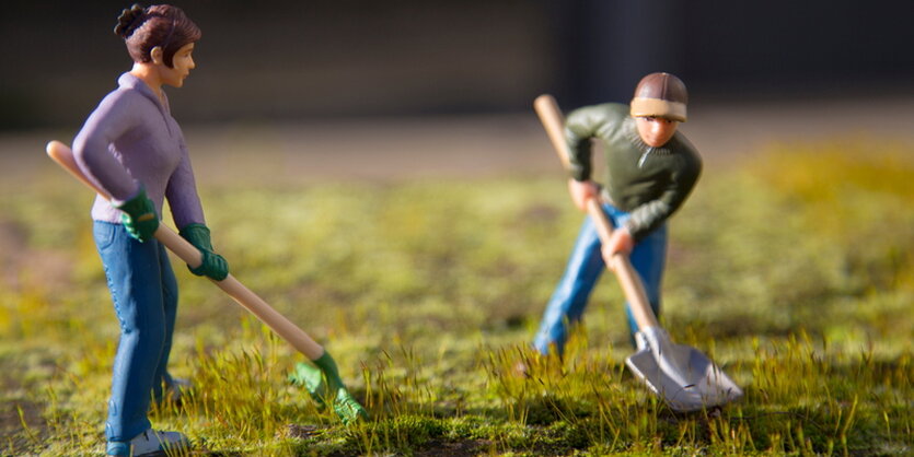 Miniaturfiguren, Frau und Mann, bei der Gartenarbeit