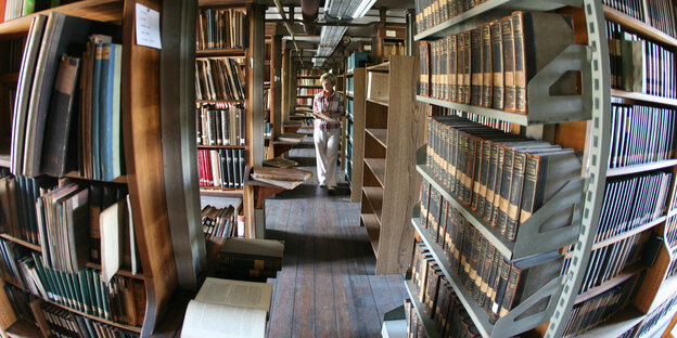 Voll gestellte Bücherregale in einer Bibliothek