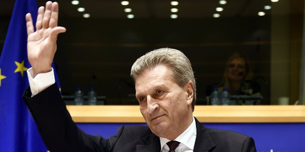 Günther Oettinger hebt die Hand bei einer Anhörung vor der EU-Parlament