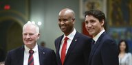 Ahmed Hussen, Mitte, mit David Johnston und Justin Trudeau