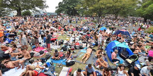 Sehr viele Menschen in einem Park