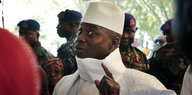 Gambias Präsident jammeh hält einen Finger in die Luft
