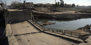 Eine eingestürzte Brücke in der irakischen Stadt Mossul