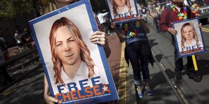 Demonstrantinnen tragen Plakate mit dem Gesicht Chelsea Mannings. Auf ihnen steht: "Free Chelsea"