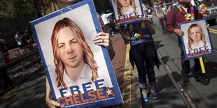 Demonstrantinnen tragen Plakate mit dem Gesicht Chelsea Mannings. Auf ihnen steht: "Free Chelsea"