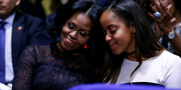 Michelle und Malia Obama legen die Köpfe zärtlich zusammen