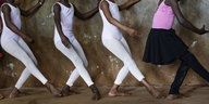 Kinder tanzen in einer Schule in Afrika Ballett