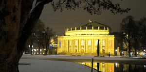 Im Abendlicht glänzt das Opernhaus Stuttgarts wie Gold
