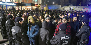 Männer, eingekesselt von der Polizei vor dem Kölner Hauptbahnhof
