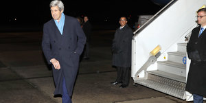 John Kerry ist die Gangway eines Flugzeugs runtergelaufen