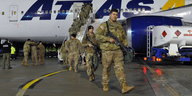 Ankunft von US-Soldaten auf einem Flughafen