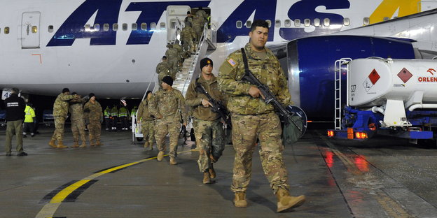 Ankunft von US-Soldaten auf einem Flughafen
