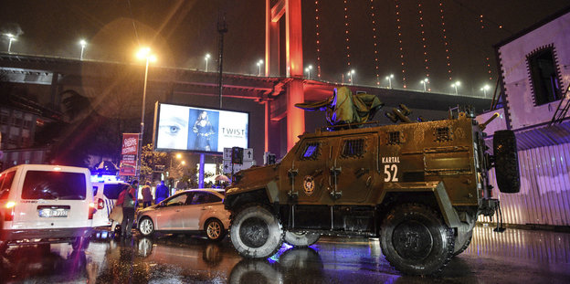 Ein Militärfahrzeug auf einer Straße in Istanbul. Weitere zivile Fahrzeuge auf der Staße. Im Hintergrund eine Brücke