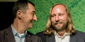 zwei Männer vor grünem Hintergrund