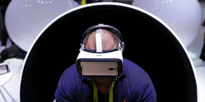 Ein Mann mit Virtual-Reality-Brille