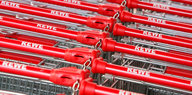 Rote Einkaufswagen von Rewe