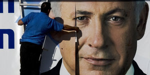 ein großes Plakat zeigt Benjamin Netanjahu führt