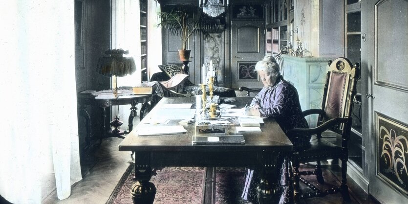 Selma Lagerlöf in ihrem Arbeitszimmer (1910)