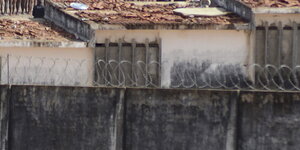 eine Gefängnismauer mit Stacheldraht