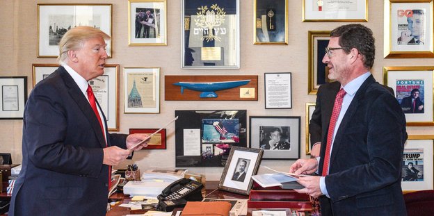 Donald Trump und Kai Diekmann stehen sich an einem Schreibtisch gegenüber