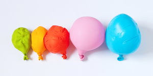 Fünf bunte Luftballons, die alle mehr oder weniger verschrumpelt sind