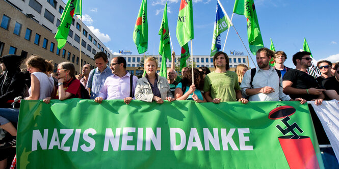 Demonstranten gegen Nazis