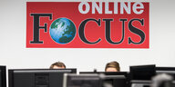 Das Logo von "Focus Online" über Menschen an Computern