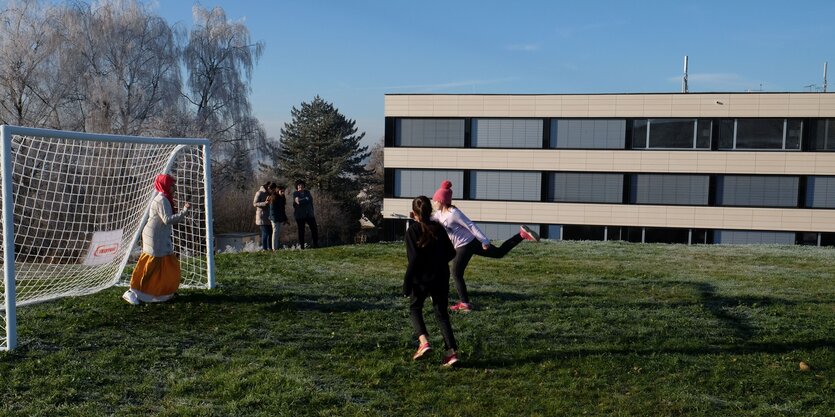 Fußball spielende Mädchen auf einer Wiese