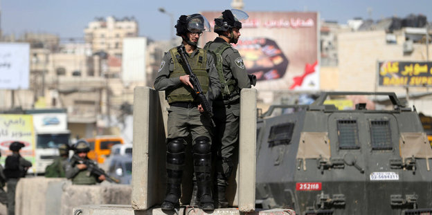 Zwei israelische Grenzsoldaten am Qalandiya-Checkpoint