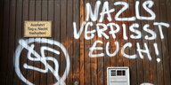 "Nazis verpisst euch" steht in Essen am Hinterhoftor des NPD Landesverbandes NRW