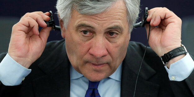 Antonio Tajani richtet sich die Kopfhörer