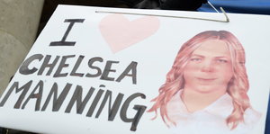 Plakat auf dem auf Englisch steht: Ich liebe Chelsea Manning